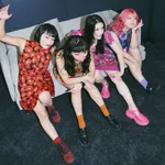 【悲報】大人気女性バンド「いええええええええええい!!!」客席にぶん投げたギターが客に直撃し7針縫う大怪我