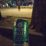 【悲報】いつも公園で飲んでるおっさん、高めのビールとサラダ🍺😅🥗・・・・・・・・・