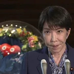 【悲報】高市総理、3000万円以上の新公用車内で煙草を吸ってしまう…