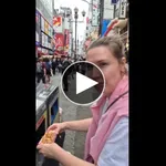 【悲報】白人観光客さん、タコ焼きをゴミ箱に捨てる「日本の食文化はひどい」・・・・・・・・・