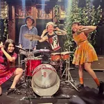 【悲報】女性4人組人気バンドさん、公演中に観客へギターを投げて7針縫わせる・・・・・・・・・