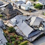 【悲報】倒壊した自宅前でピース…熊本地震被災者の男性、AI加工された画像を拡散され誹謗中傷を受ける・・・・・・・・・