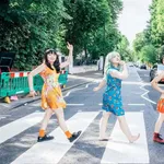  【悲報】大人気女性バンドのギター投げ、客に直撃し頭部を7針縫う裂傷+頚椎捻挫ｗｗｗｗｗｗｗ