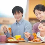 【悲報】ケンモ爺さん、うっかりお母さんと外食してるのがバレてしまうwwwwwwwwww