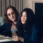 【驚愕】オノ・ヨーコさんを見つけた時のジョン・レノンさん「ワォ!マブいジャパニーズレディおるやんけ!」wwwwwwwwww