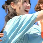 【困惑】元日向坂46・佐々木美玲さん、潔癖すぎてホテルの椅子で体育座りして寝る・・・・・・・・・