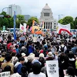 【悲報】左翼さん、一般層の支持を増やしたいのにドン引きされるパフォーマンスばかりするｗｗｗｗｗｗｗｗｗｗ