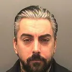  イギリスの人気ロックバンドのボーカル、児童性的虐待で逮捕⇒刑務所でボコられて死亡