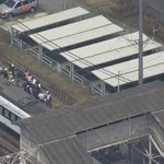  【悲報】4人が特急列車と接触し重体全員が意識不明1人は列車とホームに挟まれたまま