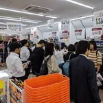 【悲報】Z「現金払いやめろ、人が並んでるんだ」おばちゃん「順番だから待っててね」ｗｗｗｗｗｗｗｗｗｗ