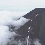 富士山6合目 に1人でいた7歳の男子を救助