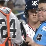 ヤクルト・岩田、審判を睨みつけるｗｗｗｗ