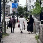 【悲報】何故女さんは横に広がって歩いてしまうのかｗｗｗｗｗｗｗｗｗｗ