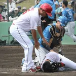 カープ久保修、頭部死球受け緊急搬送。担架で救急車へ