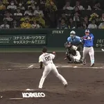 【DeNA】牧秀悟が２試合連続で死球を受ける　ムッとした表情で一塁へ　守備から交代に