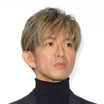 【朗報】木村拓哉インスタに晴れた青空に右手を差し出す”写真を投稿 中居くんへの誕生日プレゼントとファンは歓喜